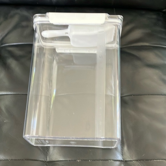 Locking 16 cup Food Storage Container Kitchen storage - Picture 11 of 13